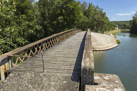 Jouxtant l'écluse en aval, passerelle enjambant La Lanterne. © Région Bourgogne-Franche-Comté, Inventaire du patrimoine