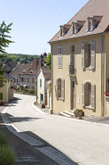 Demeure 8 et 10 Grande Rue, et vue partielle de la Grande Rue en direction du bas du village. © Région Bourgogne-Franche-Comté, Inventaire du patrimoine