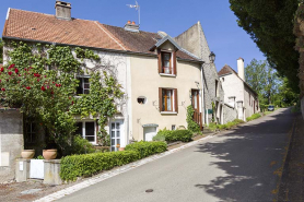 Maisons vigneronnes à l'extrémité de la rue du Château. Ces maisons se signalent par leur entrée de cave. © Région Bourgogne-Franche-Comté, Inventaire du patrimoine