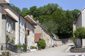 Vue partielle du haut de la rue du Château depuis la place Gabrielle de Salverte. © Région Bourgogne-Franche-Comté, Inventaire du patrimoine