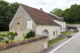 Fermes rénovées rue du Château : façade latérale gauche de la première (11 rue du Château), ornée d'un cadran solaire. © Région Bourgogne-Franche-Comté, Inventaire du patrimoine