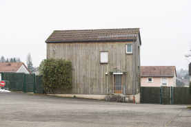 Vue de face de la façade antérieure du logement au sud de la cour. © Région Bourgogne-Franche-Comté, Inventaire du patrimoine
