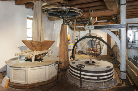 Premier étage. Meules, potence et transmission. © Région Bourgogne-Franche-Comté, Inventaire du patrimoine