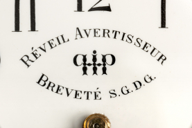 Face supérieure : inscription et logotype. © Région Bourgogne-Franche-Comté, Inventaire du patrimoine