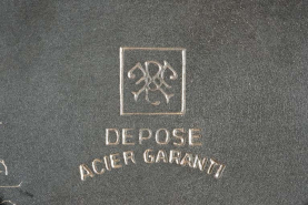 Intérieur du fond : logotype de la société Pierre Frainier et Fils et inscription. © Région Bourgogne-Franche-Comté, Inventaire du patrimoine