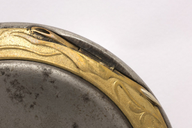 Face inférieure : décor Art nouveau et charnière du fond. © Région Bourgogne-Franche-Comté, Inventaire du patrimoine
