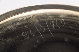 Inscription de rhabillage manuscrite gravée dans le fond. © Région Bourgogne-Franche-Comté, Inventaire du patrimoine