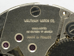 Inscription identifiant le destinataire : la Waltham Watch Company. © Région Bourgogne-Franche-Comté, Inventaire du patrimoine