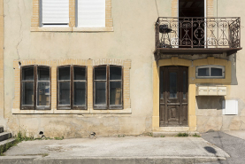 Façade antérieure : fenêtres multiples à l'étage de soubassement. © Région Bourgogne-Franche-Comté, Inventaire du patrimoine