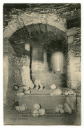 Château de Demangevelle. Intérieur du donjon. Débris de la chapelle et boulets de pierre. Carte postale. © Région Bourgogne-Franche-Comté, Inventaire du patrimoine