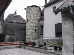 Façade postérieure : la tour en cours de restauration. © Région Bourgogne-Franche-Comté, Inventaire du patrimoine
