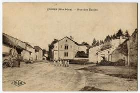 Rue des écoles, actuellement rue Billecard. Carte postale. © Région Bourgogne-Franche-Comté, Inventaire du patrimoine