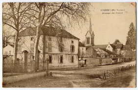 Avenue du canal et vue sur l'église rénovée. Carte postale. © Région Bourgogne-Franche-Comté, Inventaire du patrimoine