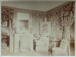 Le pavillon. Photographie de Gaston de Landreville dit Vedastus représentant l'intérieur du pavillon et le portrait de MMe Barbey peint par PAJ Dagnan-Bouveret en 1881. © Région Bourgogne-Franche-Comté, Inventaire du patrimoine