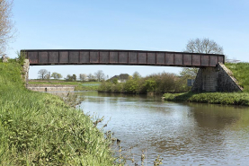 Pont permettant de franchir la première dérivation non éclusée du bief. © Région Bourgogne-Franche-Comté, Inventaire du patrimoine