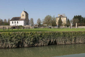 Le château et l'église depuis le ruisseau de la Sacquelle. © Région Bourgogne-Franche-Comté, Inventaire du patrimoine