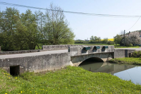 Le pont permettant de franchir le ruisseau. © Région Bourgogne-Franche-Comté, Inventaire du patrimoine