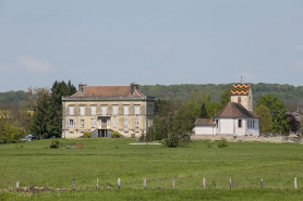 Le château et l'église Saint-Pierre. © Région Bourgogne-Franche-Comté, Inventaire du patrimoine