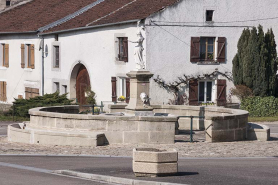 La fontaine, place principale. © Région Bourgogne-Franche-Comté, Inventaire du patrimoine