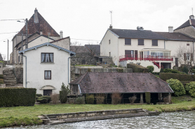 Le lavoir au bord du bief. © Région Bourgogne-Franche-Comté, Inventaire du patrimoine