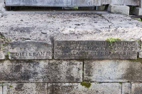 Inscription comportant la date de réalisation et le nom de l'entrepreneur de l'édifice. © Région Bourgogne-Franche-Comté, Inventaire du patrimoine
