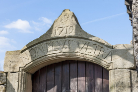 Détail de l'inscription sur le linteau de la porte. © Région Bourgogne-Franche-Comté, Inventaire du patrimoine