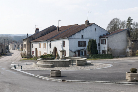 La fontaine du centre, et la rue Antoine Lumière en arrière-plan. © Région Bourgogne-Franche-Comté, Inventaire du patrimoine