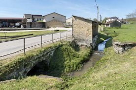 Vue générale du lavoir, Grande rue. © Région Bourgogne-Franche-Comté, Inventaire du patrimoine