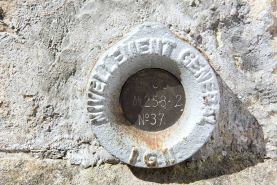 Répère de nivellement, église d'Aisey. © Région Bourgogne-Franche-Comté, Inventaire du patrimoine