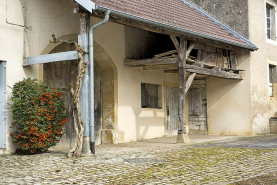 Auvent protégeant l'entrée de la grange. © Région Bourgogne-Franche-Comté, Inventaire du patrimoine