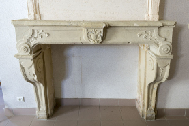 Cheminée déplacée au rez-de-chaussée de l'ancien presbytère. © Région Bourgogne-Franche-Comté, Inventaire du patrimoine