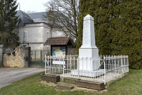 Le monument aux morts à proximité de l'église. © Région Bourgogne-Franche-Comté, Inventaire du patrimoine