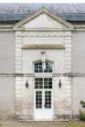 La porte de la travée principale surmontée d'un fronton triangulaire. © Région Bourgogne-Franche-Comté, Inventaire du patrimoine