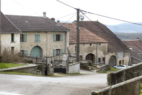 Alignement de fermes, haut de la Grande rue. © Région Bourgogne-Franche-Comté, Inventaire du patrimoine