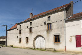 La façade sur rue avec la porte cochère. © Région Bourgogne-Franche-Comté, Inventaire du patrimoine