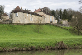 La tour sud et la demeure contemporaine. © Région Bourgogne-Franche-Comté, Inventaire du patrimoine