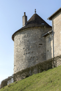 Une des deux tours médiévales subsistantes. © Région Bourgogne-Franche-Comté, Inventaire du patrimoine