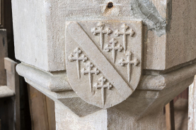 Détail du bénitier : les armoiries. © Région Bourgogne-Franche-Comté, Inventaire du patrimoine