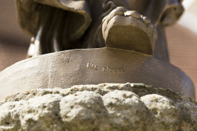 Signature de la fonderie du Val d'Osne à la base de la statue. © Région Bourgogne-Franche-Comté, Inventaire du patrimoine