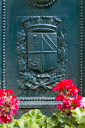 Fontaine-abreuvoir, 9 rue du Pâquis : les armoiries (non identifiées). © Région Bourgogne-Franche-Comté, Inventaire du patrimoine