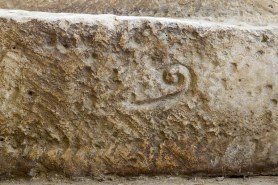 Intérieur du donjon : marque lapidaire sur une des contremarches de l'escalier. © Région Bourgogne-Franche-Comté, Inventaire du patrimoine