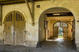 Revers du corps principal depuis la cour : le porche et le passage couvert. © Région Bourgogne-Franche-Comté, Inventaire du patrimoine