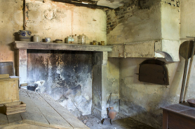 Aile sud-ouest : ancienne cuisine et son four à pain. © Région Bourgogne-Franche-Comté, Inventaire du patrimoine
