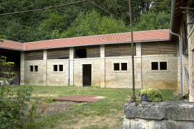 Vue générale de la bergerie, aile nord-ouest. © Région Bourgogne-Franche-Comté, Inventaire du patrimoine