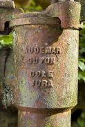 Pompe à eau : inscription concernant le fabricant (Audemar Guyon à Dole, Jura). © Région Bourgogne-Franche-Comté, Inventaire du patrimoine