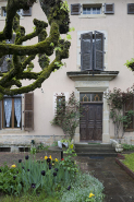 Vue sur la travée centrale, avec la porte d'entrée, la fenêtre reposant sur uue corniche et le fenestron. © Région Bourgogne-Franche-Comté, Inventaire du patrimoine