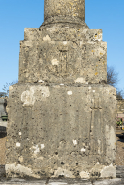 Détail de la croix du nouveau cimetière : décor du  piédestal (torche renversée). © Région Bourgogne-Franche-Comté, Inventaire du patrimoine