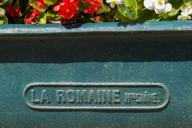 Fontaine-abreuvoirs, 4 rue de la Garenne : signature de la fonderie de La Romaine. © Région Bourgogne-Franche-Comté, Inventaire du patrimoine
