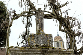 Maison, 4 rue de la Garenne : Christ en croix. © Région Bourgogne-Franche-Comté, Inventaire du patrimoine