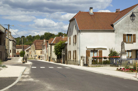 Rue de la Dame Blanche depuis le monument aux morts, en direction de Scey-sur-Saône. © Région Bourgogne-Franche-Comté, Inventaire du patrimoine